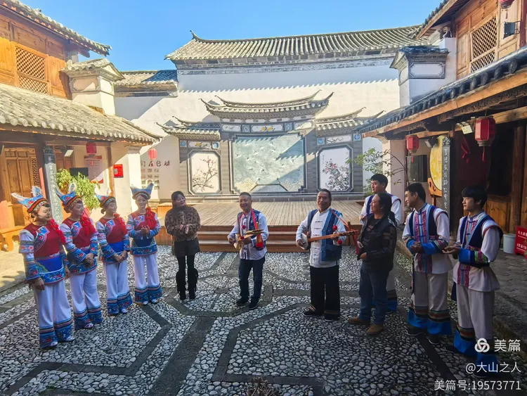 大理白族自治州白族学会会长杨泓涛率队深入到剑川白曲学会,阿鹏艺术